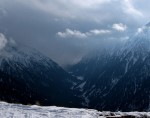 Сергей Караульный. Фото с Панорамы вверх по ущелью. Непогода проходит стороной базу Каракол Сергей Караульный. Фото с Панорамы вверх по ущелью. Непогода проходит стороной базу Каракол